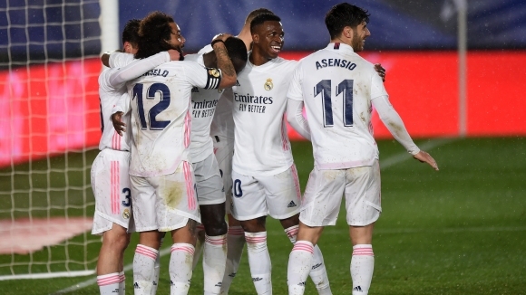 Шампионът посреща в отложен мач от първия кръг на Ла