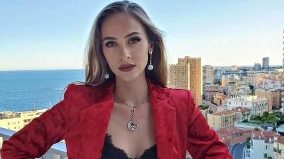 направи впечатление в Австралия и извън корта Той и новата