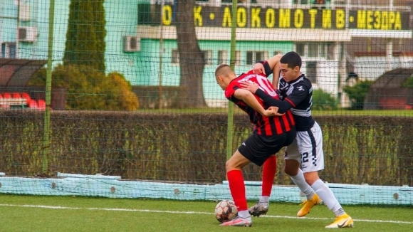 Третодивизионният ОФК Локомотив Мездра победи с 3 1 юношите старша възраст