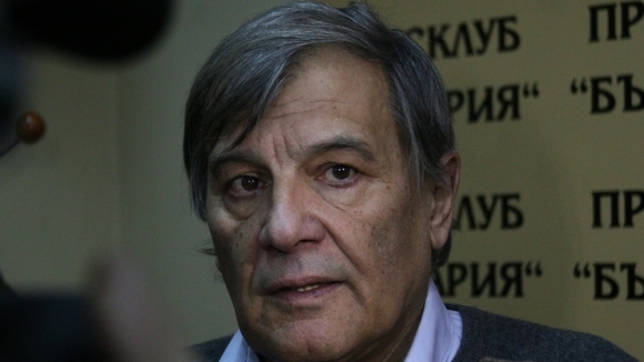 Иван Славков грее върху пощенска марка Изданието което бързо се