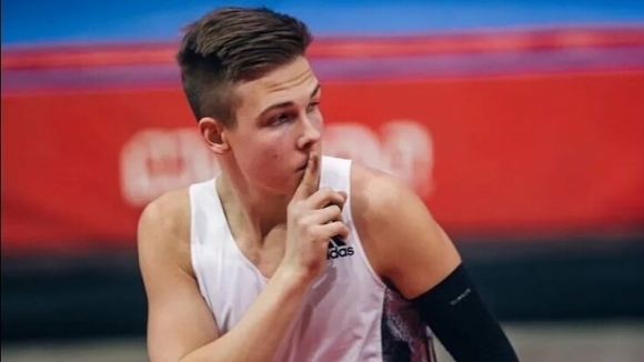 16 годишният руснак Матю Волков подобри личния си рекорд и скочи