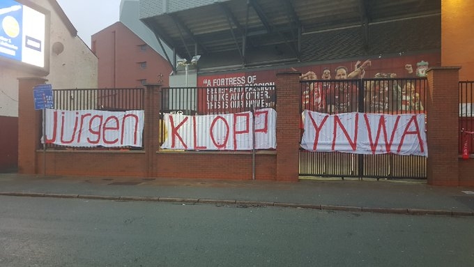 Банер в подкрепа на Юрген Клоп се появи на оградата