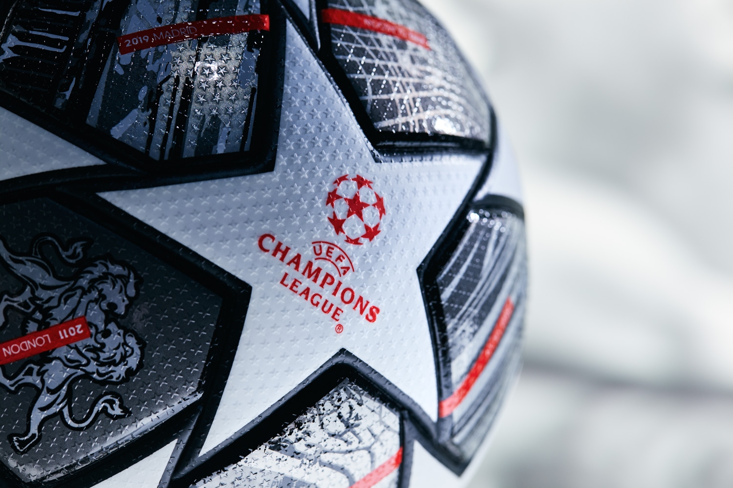УЕФА официално представи топката с която ще се играе финалът