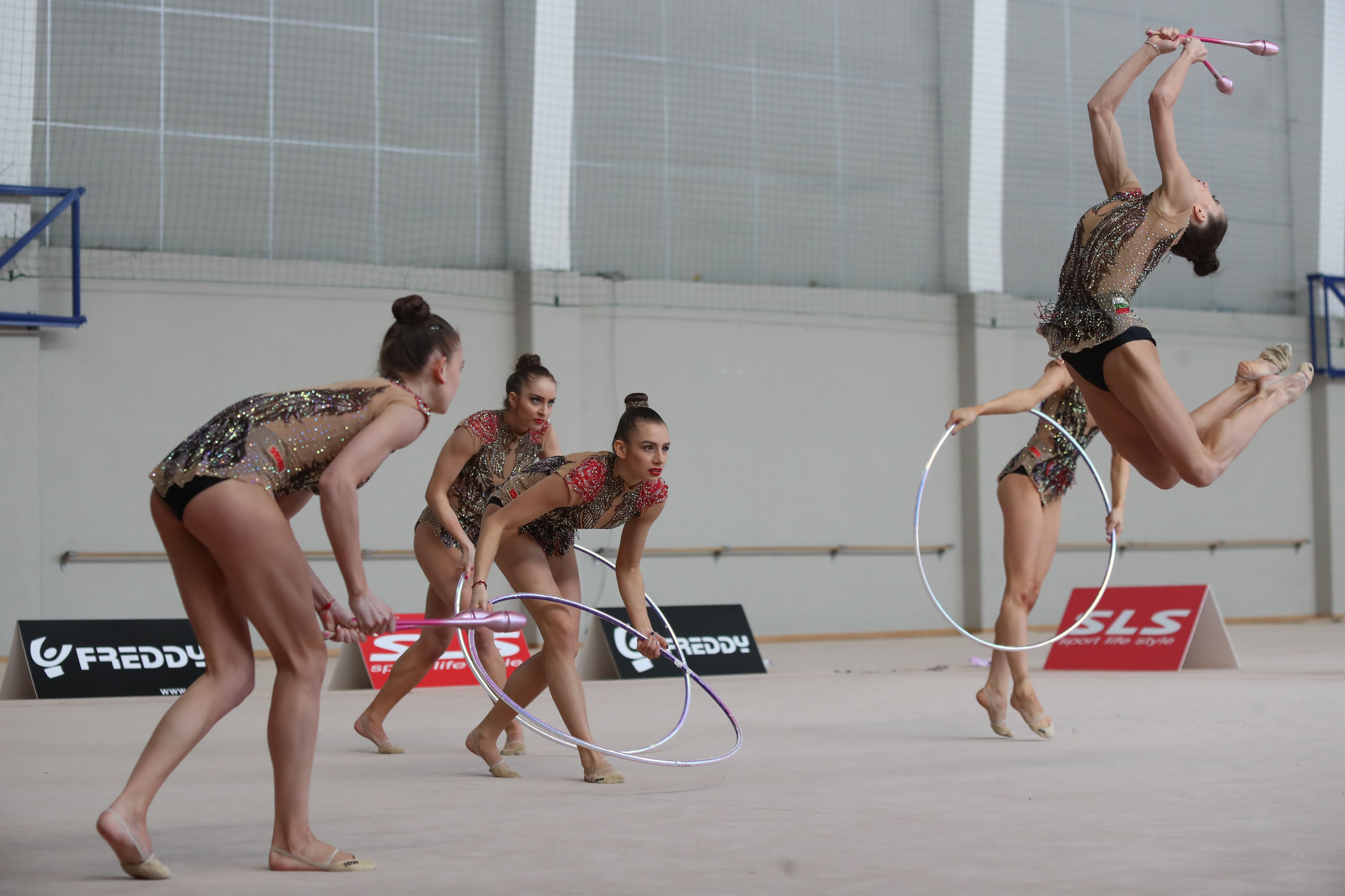 Националните ансамбли по художествена гимнастика за жени и за девойки