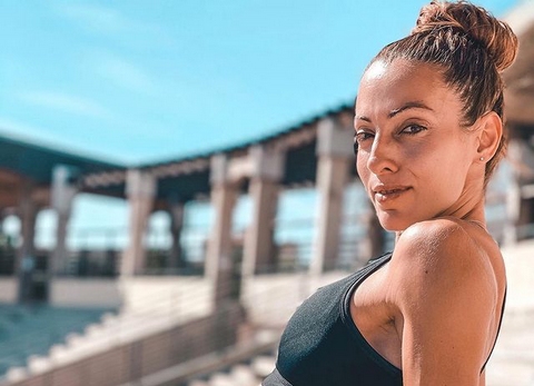 С диамантен пръстен на ръката си спи и тренира най добрата