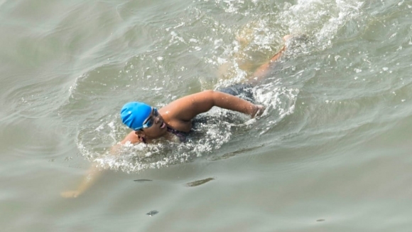12 годишно момиче с аутизъм постави рекорд след като плува 36