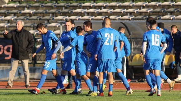 Левски Лом и Янтра Полски Тръмбеш играят при резултат 1 0