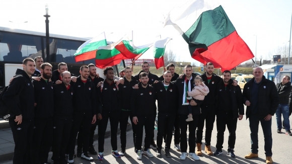 Баскетболните национали се прибират днес в България след като постигнаха
