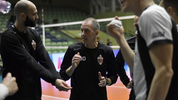 Волейболистите на Локомотив Пловдив поведоха с 2 0 но в крайна