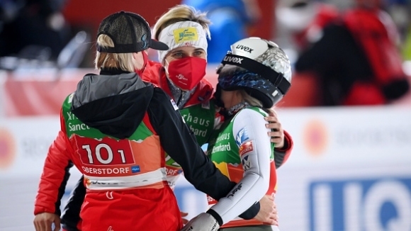 Австрия спечели отборната титла по ски-скокове за жени на малка