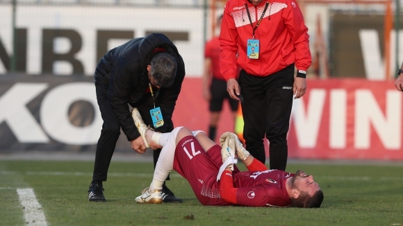 Треньорът на Локомотив Пловдив Александър Тунчев сподели че ситуацията с