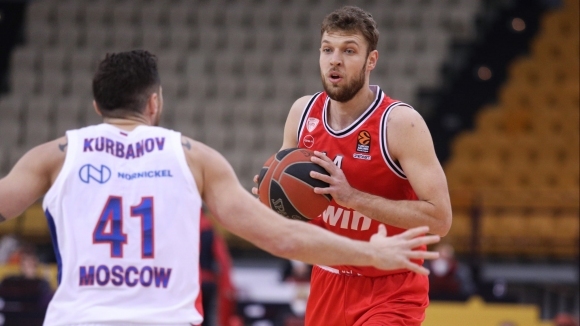 Националът Александър Везенков стартира с победа във виртуалния баскетболен шампионат