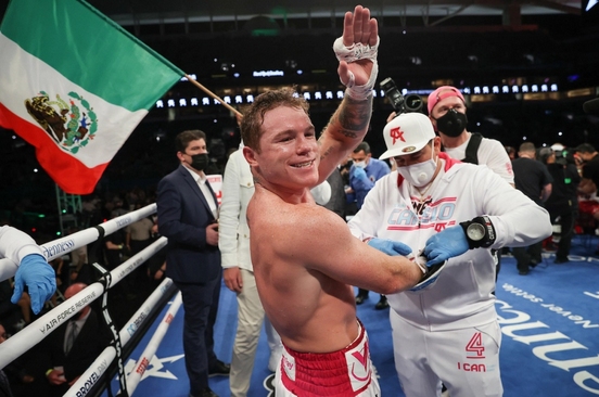 Канело Алварес преодоля задължителния претендент на своята титла на WBC