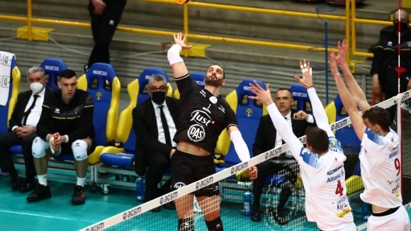 Българската волейболна звезда Матей Казийски националът Аспарух Аспарухов и тимът