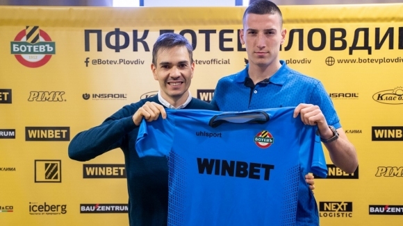 Ботев Пловдив подписа първи професионален договор с юношата Християн Славков
