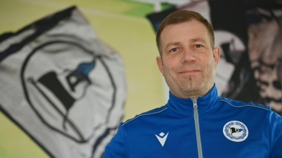 е новият старши треньор на Арминия Билефелд съобщи официално клубът