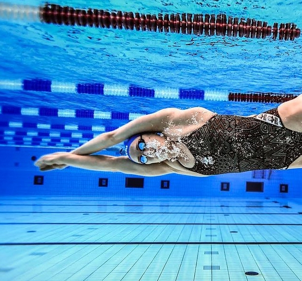 Звездата на шведското плуване Сара Сьострьом поднови тренировки три седмици