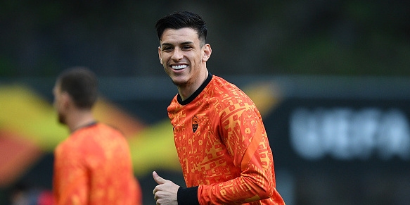 Защитникът на Рома Рожер Ибаниес подписа нов договор с вълците