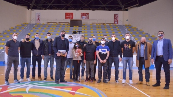 Мъжкият национален отбор имаше странна и неочаквана среща днес Част