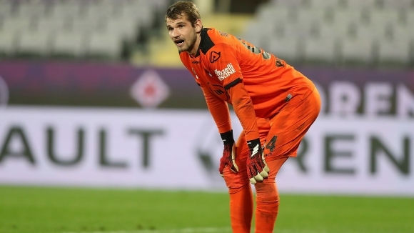 От обявиха че вратарят и член на треньорския щаб са