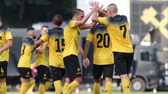 Отборите на Нефтохимик и Миньор Перник играят при 0 0 в