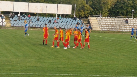 Футболистите на победиха у дома с 3 0 Двубоят бе