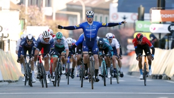Ирландецът Сам Бенет спечели първия етап на колоездачния пробег Париж