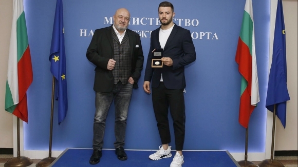 Министърът на младежта и спорта Красен Кралев връчи почетен медал
