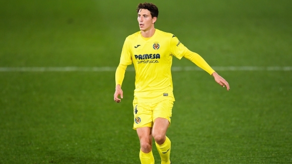 Манчестър Юнайтед наблюдава централния защитник на Виляреал Пау Торес и