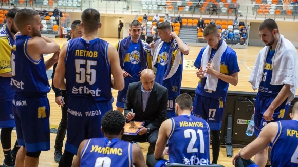 Щастливият наставник на баскетболния отбор на Ямбол Тони Дечев даде