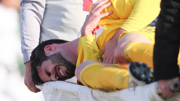 Бранителят на бе откаран с линейка в болница за преглед