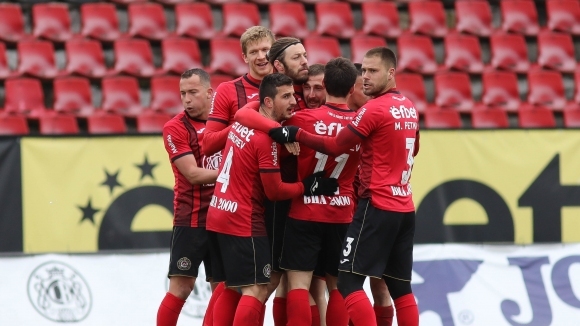 Отборите на Локомотив София и Добруджа играят при 0 0 в