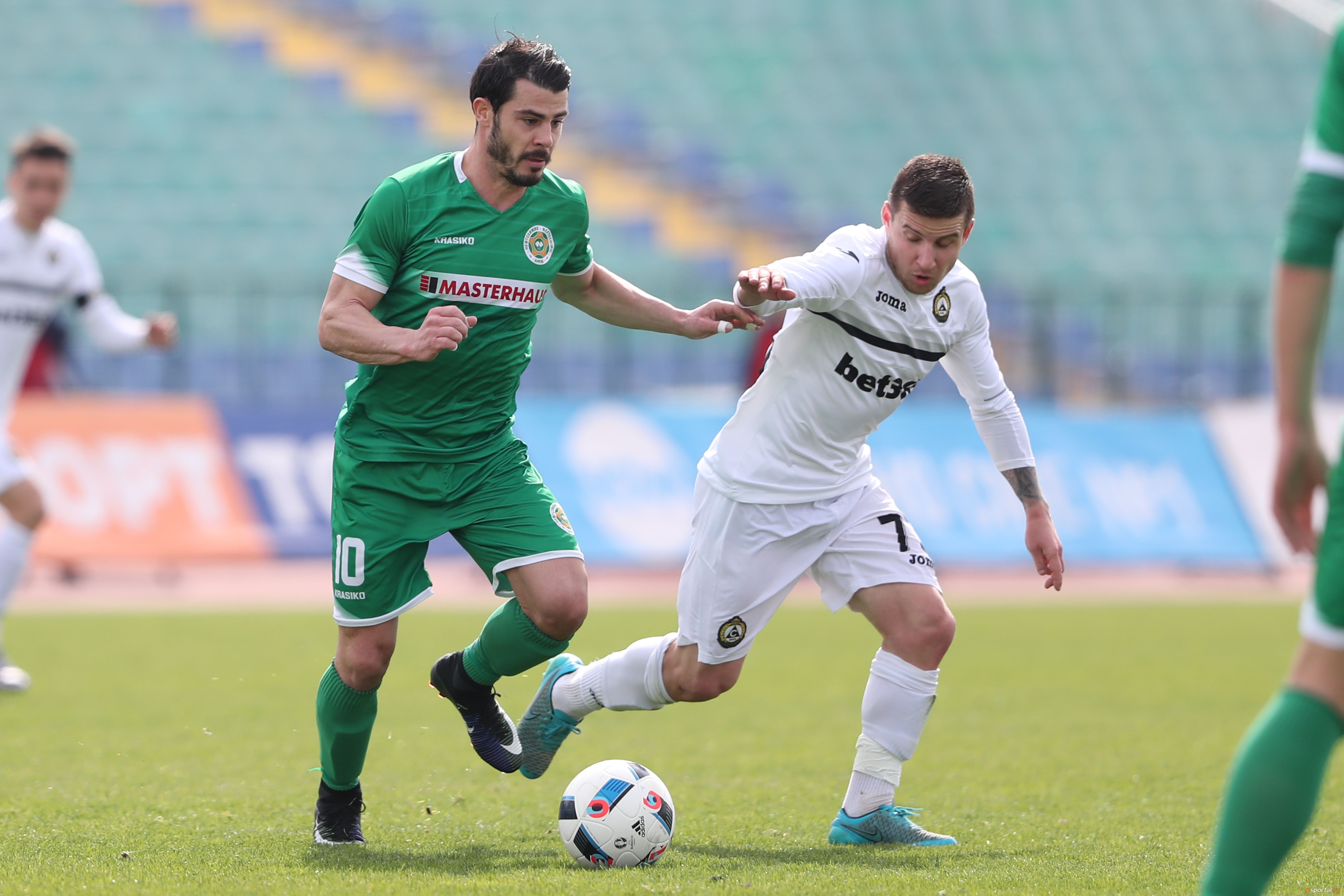 Атакуващият халф Галин Иванов е пред завръщане в Славия. Той