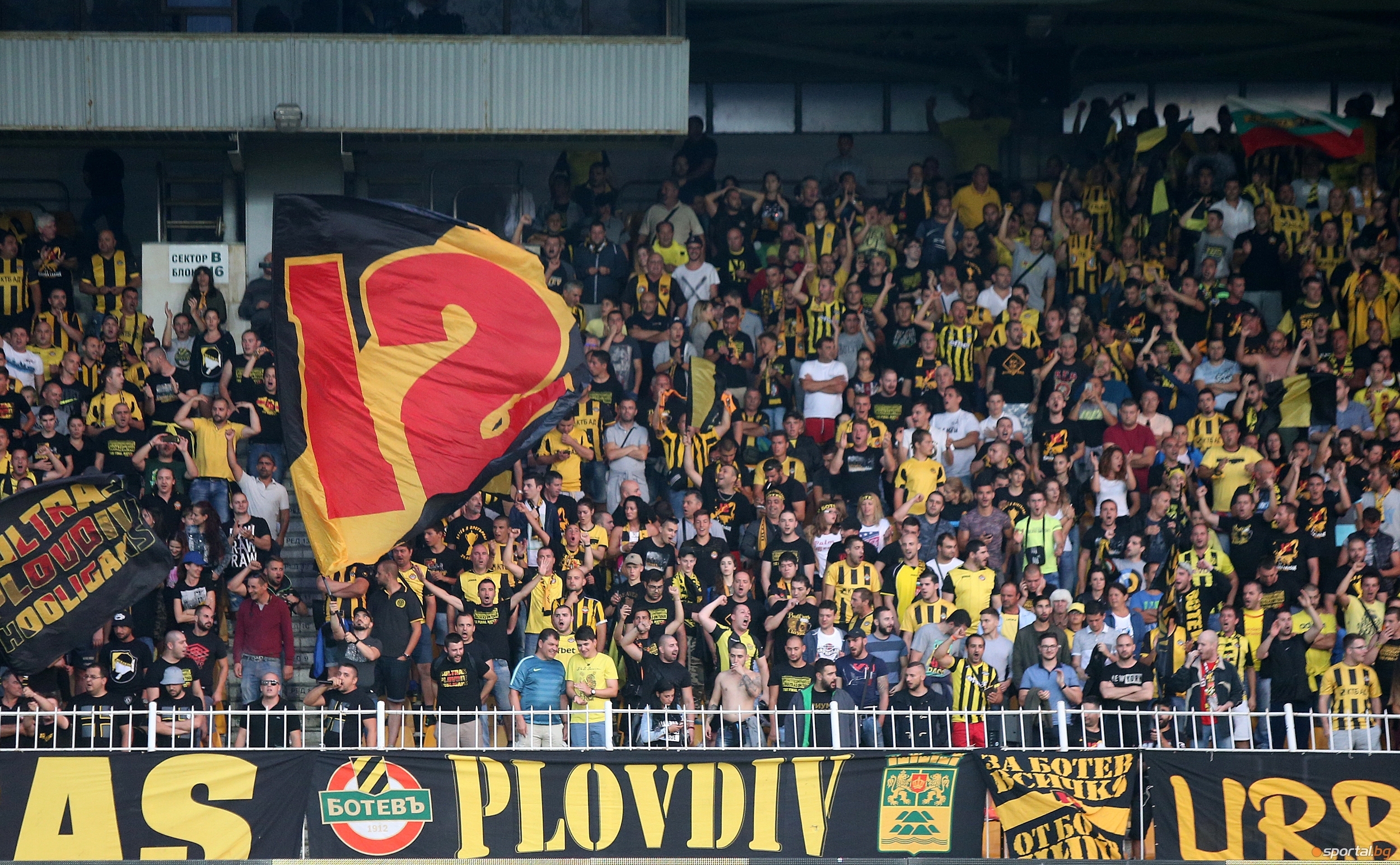 Привържениците на Ботев (Пловдив) огласиха Ещадио до Маритимо буквално секунди,
