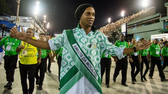 Носителят на златната топка за 2005 година - Роналдиньо, продължава