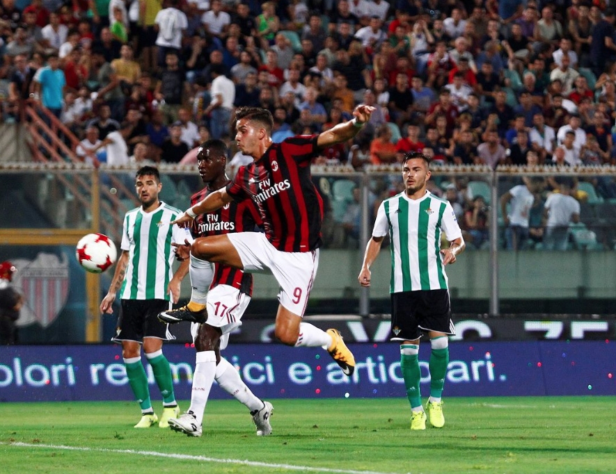 Милан загуби с 1:2 от испанския Бетис в контрола, която
