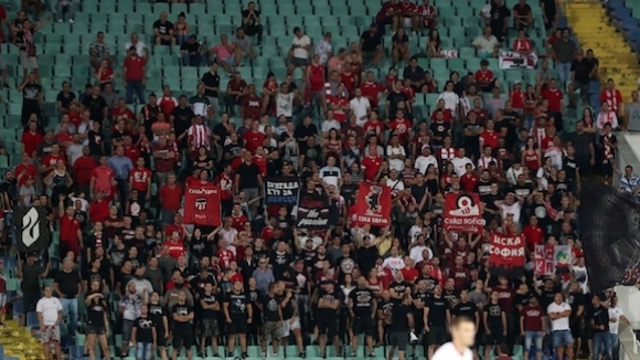Феновете на ЦСКА, които доскоро подкрепяха един отбор, влязоха в