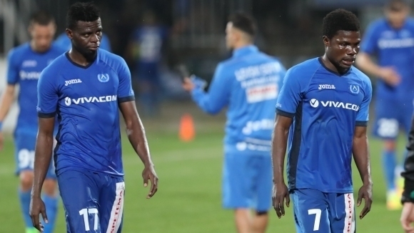 Нападателите Бабатунде Адениджи и Франсис Нар отпаднаха от групата на