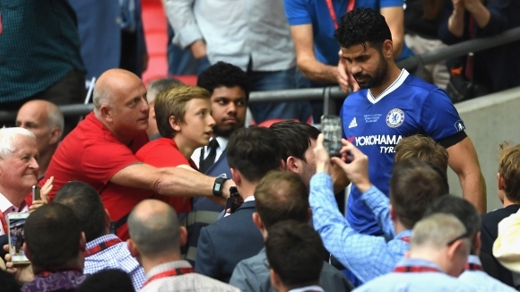 Мениджърът на Евертън Роналд Куман заяви, че клубът проучва въпроса