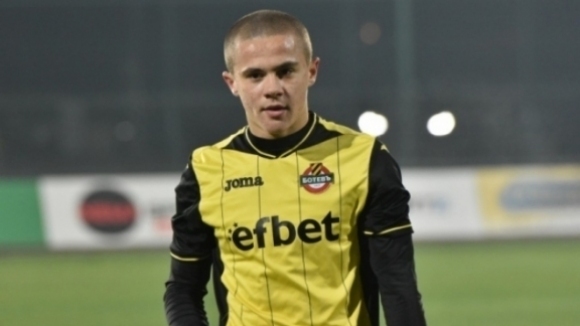 Талантът на Ботев Пловдив Крис Добрев се прибра в България,