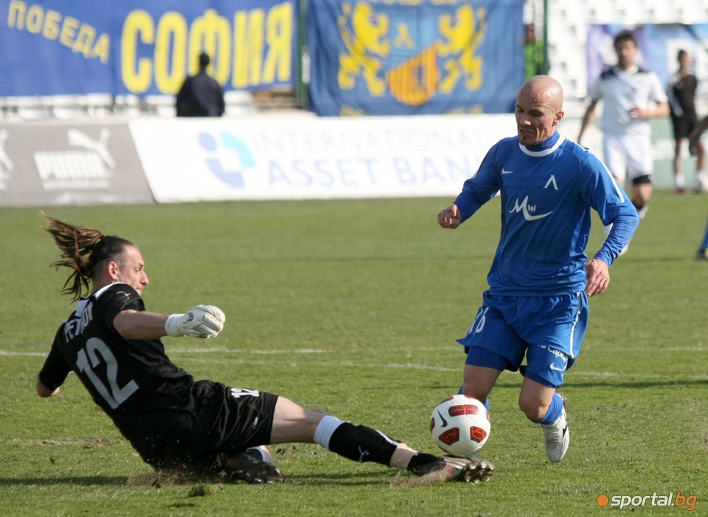 Отборът на Левски води при получените дузпи в софийските дербита.