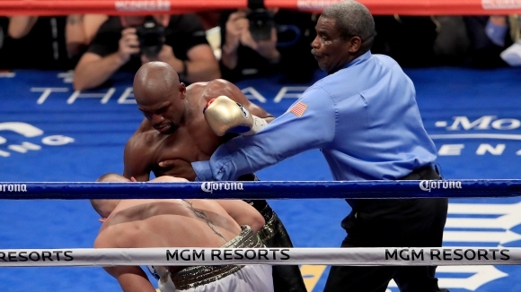 Съдията трябваше да спре канонадата от точни попадения на Флойд