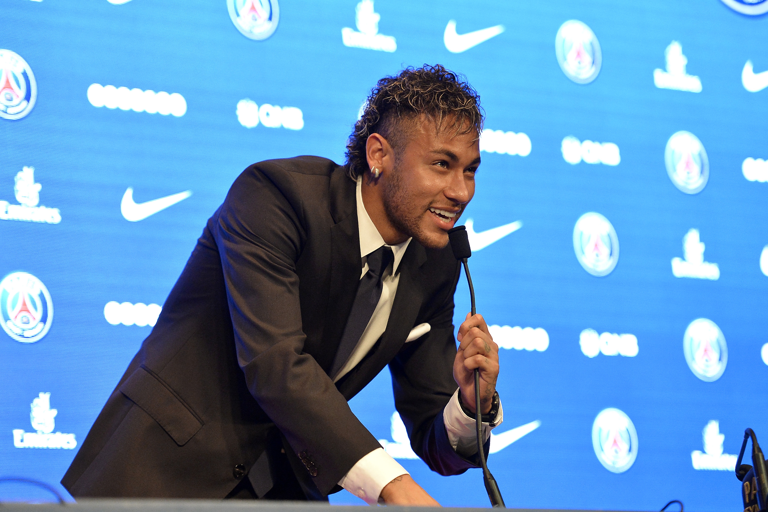 Продължава сериалът около евентуалния трансфер на Филипе Коутиньо в Барселона.