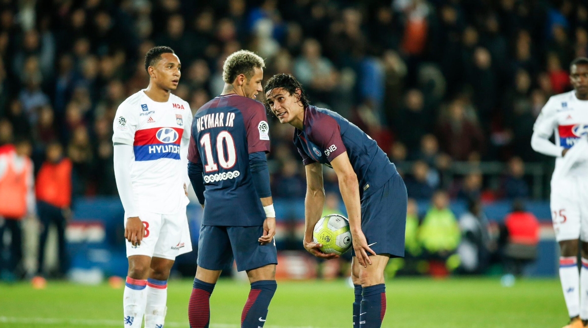 Победата с 2 0 срещу Лион не стигна за замаскиране