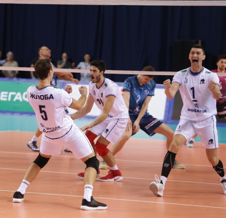 Старши треньорът на НОВА Новокуйбишевск Константин Брянский говори след волевата